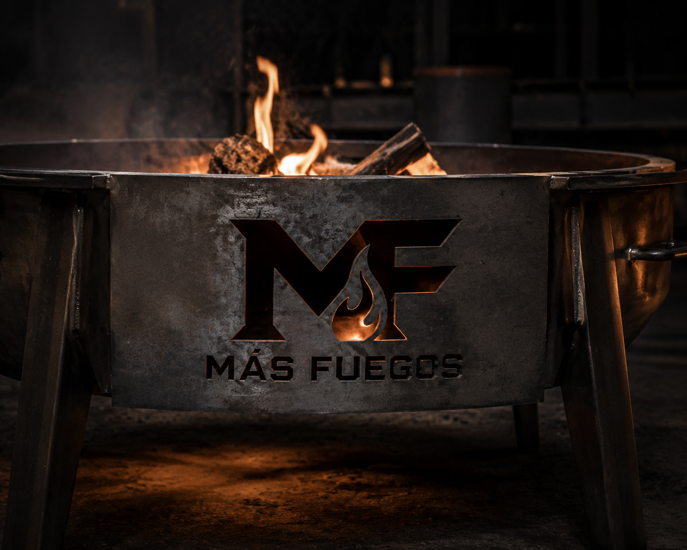Fogón de acero Más Fuegos encendido con leña
