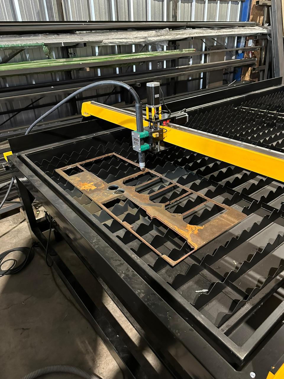 Plancha de acero siendo cortada en la mesa CNC